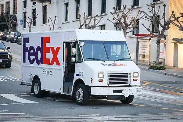当地时间2月23日,全球运输企业联邦快递(FedEx)起诉美国政府要求退还关税款项。