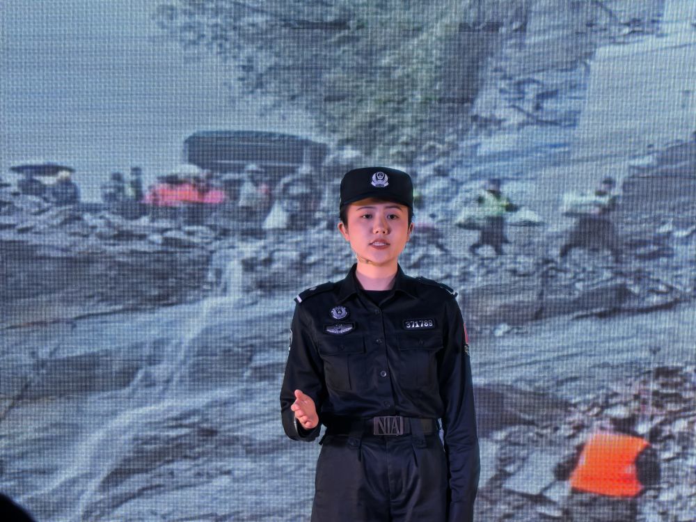 图为独龙江边境派出所民警张瑞雪分享工作中的故事。新华社记者 孙鹏程 摄