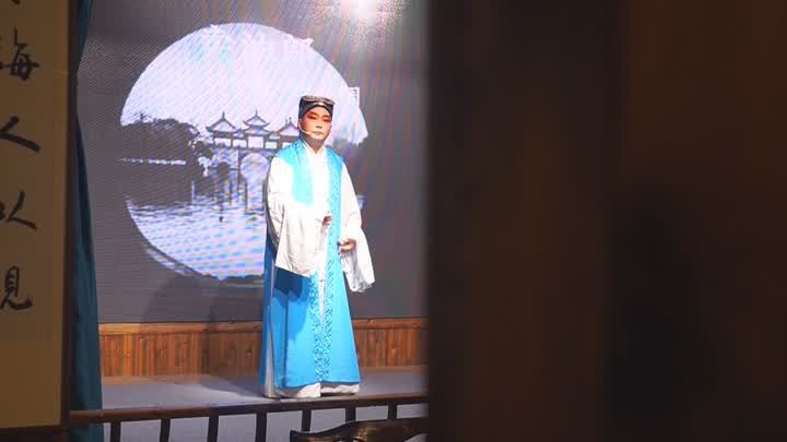 Copy_金秋走基层·坚守 小剧场里唱扬州 曲艺工作者连轴转(12) (1).jpg