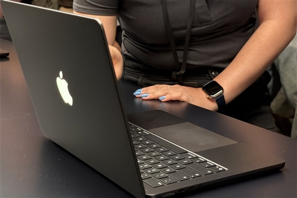 MacBook Pro加入触控屏！最高卖12万元 用不了苹果手写笔