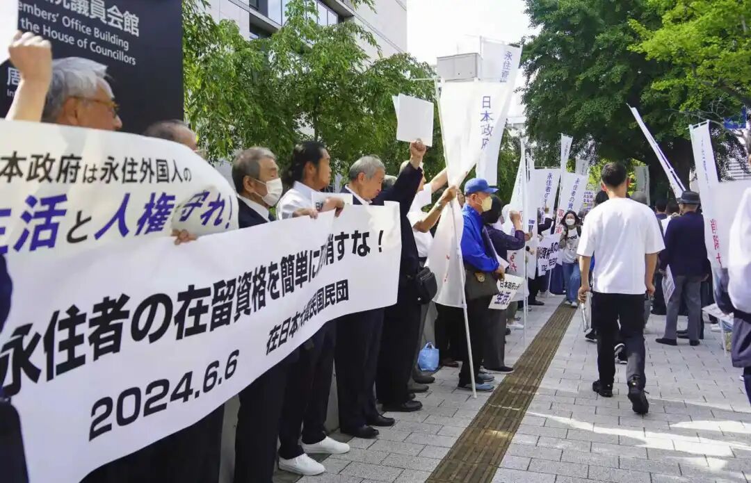 ◆2024年6月6日,日本新的外劳政策修正案通过前夕,抗议者聚集在东京国会议事堂前。