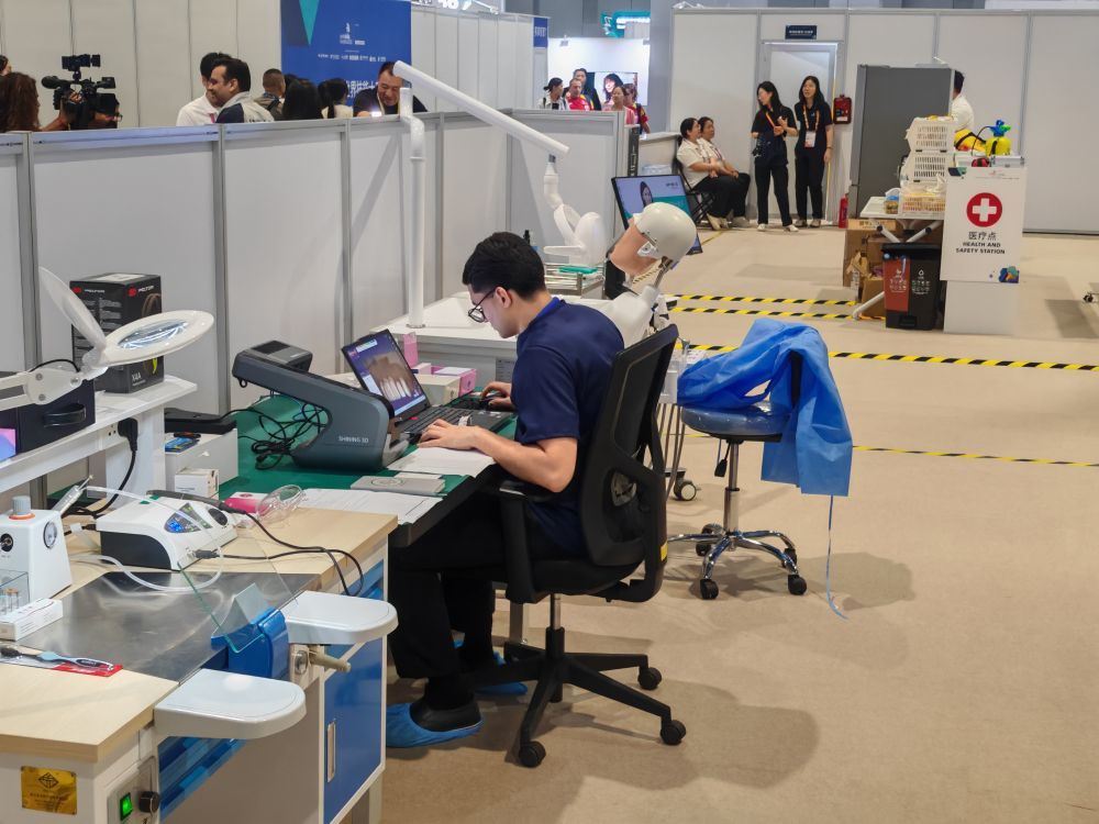 9月23日，国家会展中心（上海）第48届世界技能大赛口腔修复工艺技术比赛现场，参赛选手在设计作品。新华社记者高亢 摄