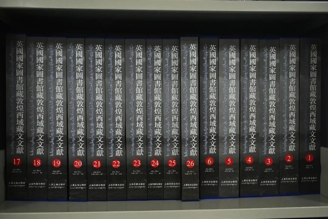 ▲上图为甘肃敦煌莫高窟；下图为《英国国家图书馆藏敦煌西域藏文文献》展示。（图片来源：新华社、中新社）