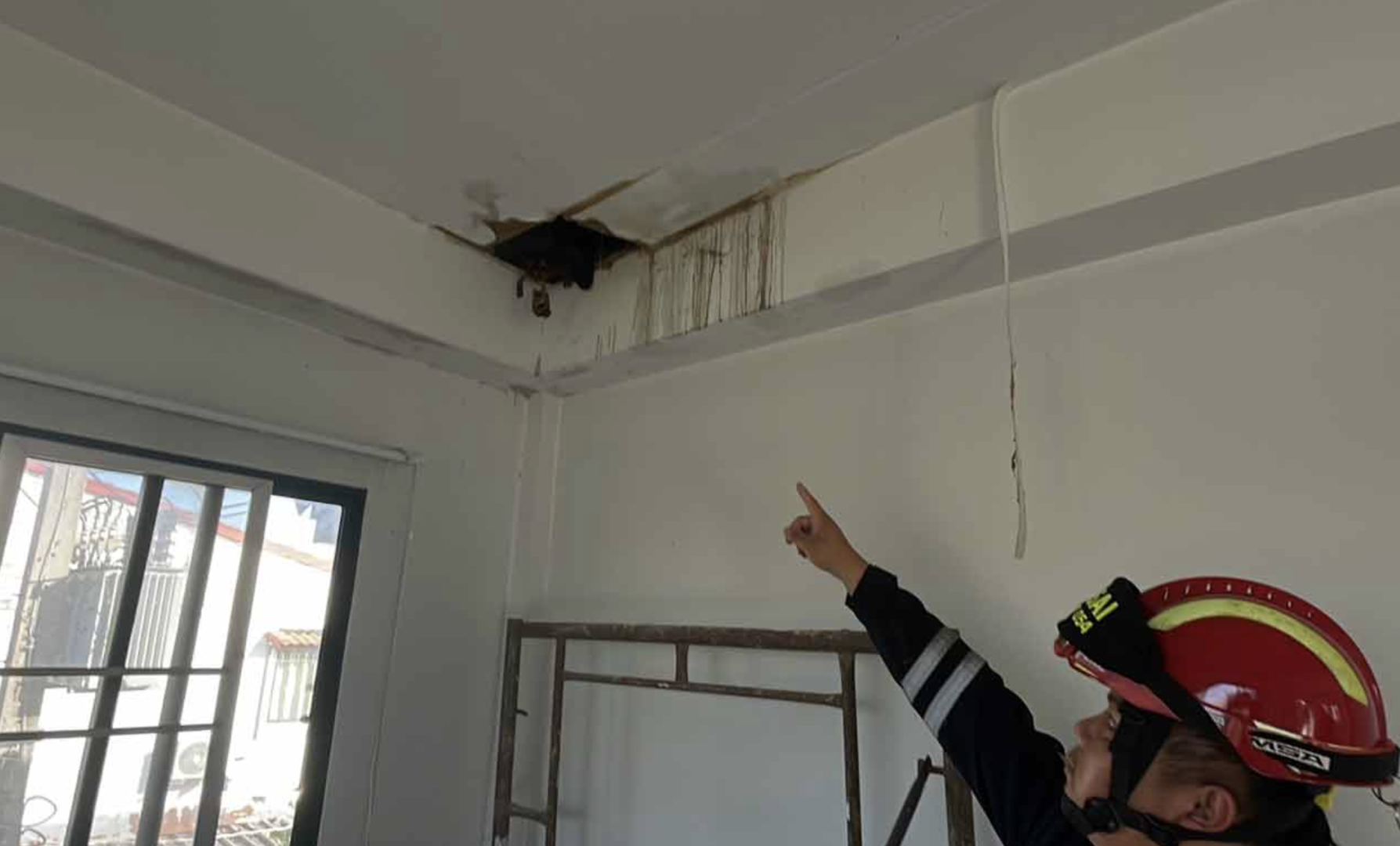 ▲这个洞里掉出了一颗人类头骨