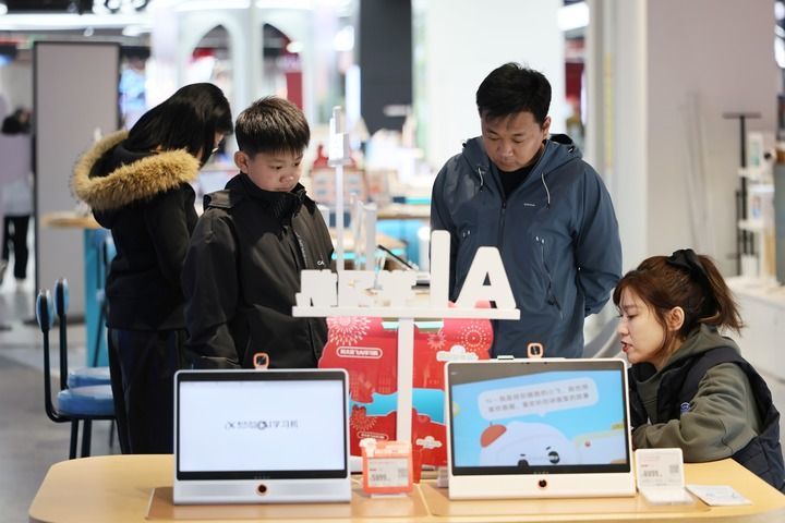 2月21日,消费者在天津市南开区一商场选购。新华社记者 李然 摄