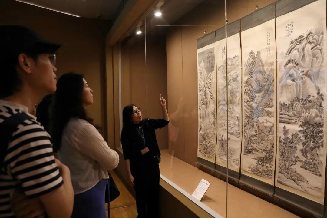 02 導賞員為參加者介紹《倣古山水四條屏》.JPG