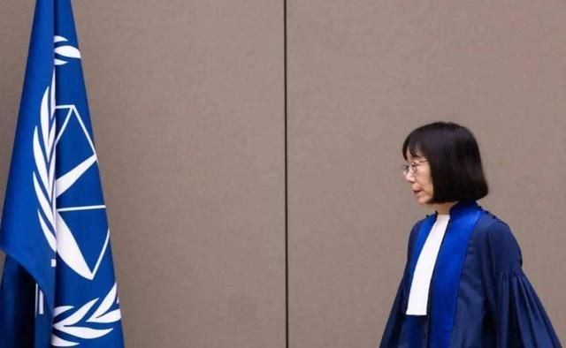 高市终于感到疼了，中国6个月一点不松口，外媒：将日本逼入困境