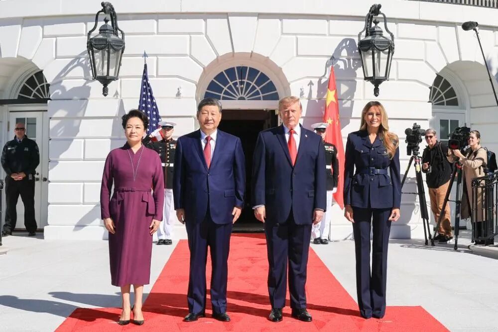 当地时间9月25日上午，国家主席习近平和夫人彭丽媛同美国总统特朗普和夫人梅拉尼娅在白宫举行茶叙。这是两国元首夫妇合影。新华社记者 丁林 摄