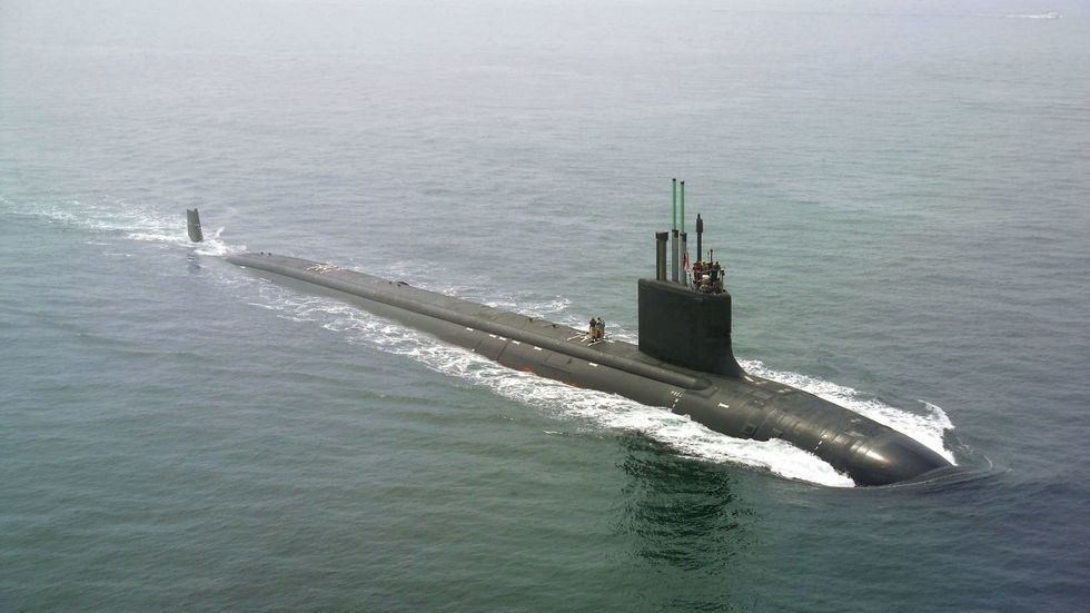资料图:2004年7月30日,美国康涅狄格州,首艘“弗吉尼亚”级核潜艇在第一次海试后返回格罗顿的电船造船厂。
