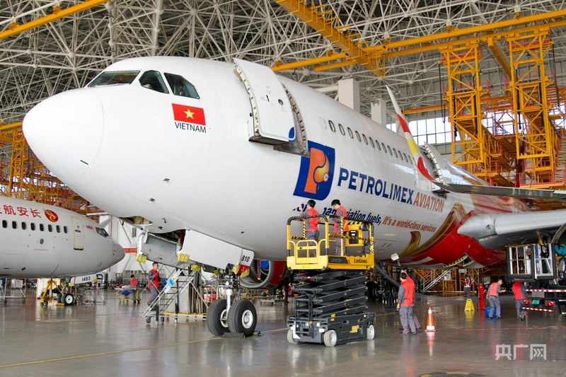 海南自贸港一站式飞机维修产业基地工作人员对进境飞机执行检修（央广网记者 蔡文娟 摄）