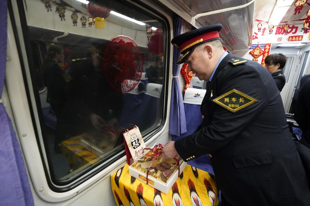 列车长坡拉提汗为登车旅客准备特色糕点。新华社记者白志强摄