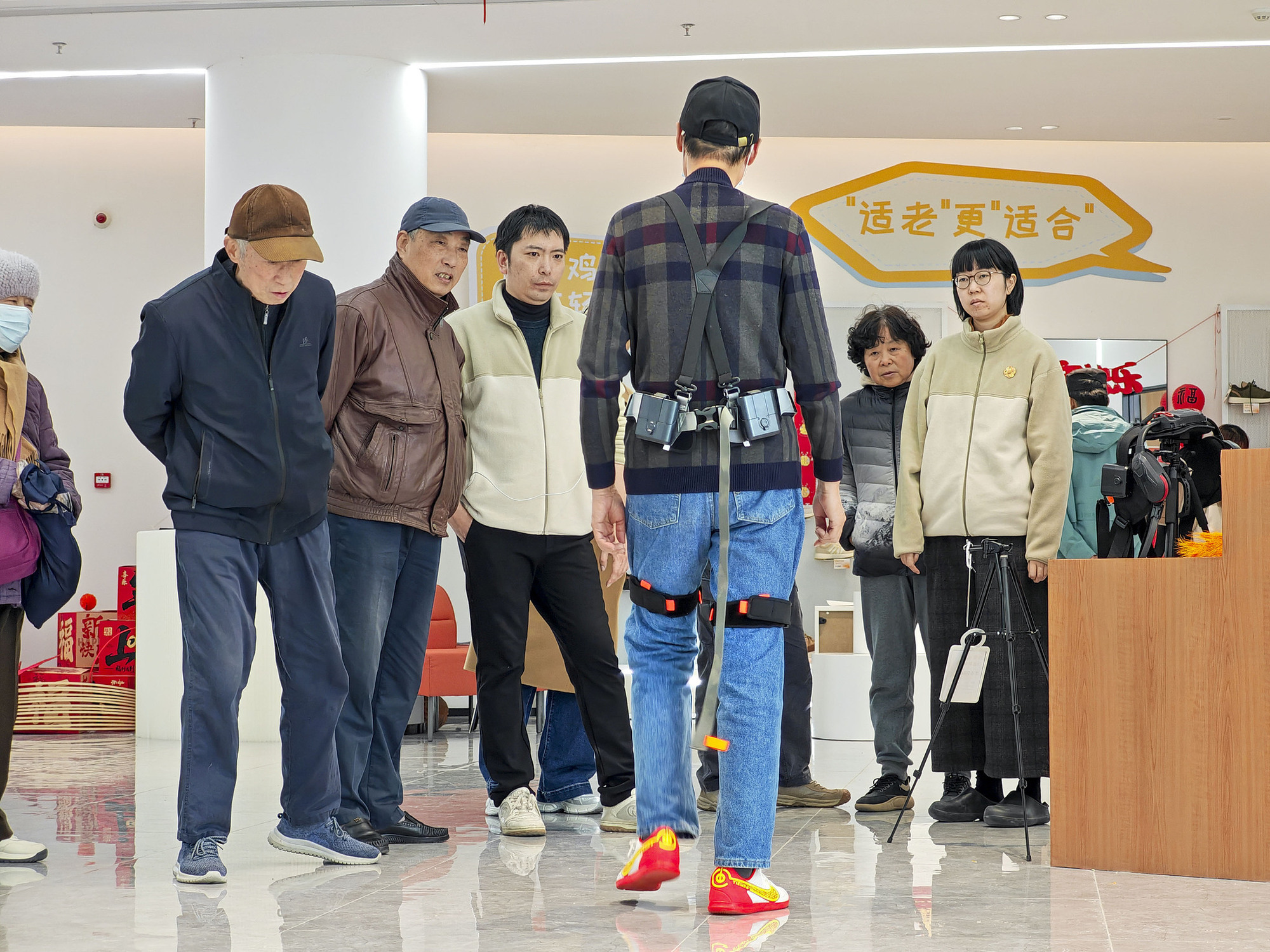 市民体验行走助力机器人