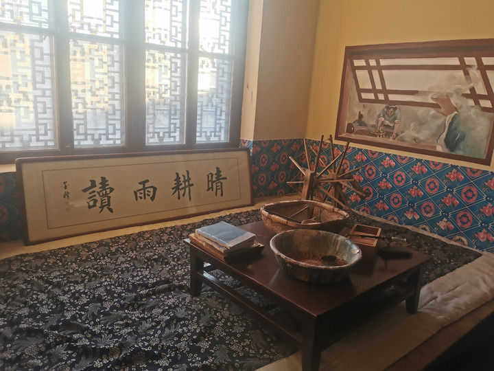 吕官屯村清末民俗陈列馆“耕读之家”展示了当年村里人耕闲饭后在家读书的场景。新华社记者 毛振华 摄