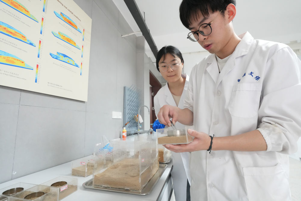2019年，良渚古城遗址成功列入《世界遗产名录》，掀开保护与利用的新篇章。近年来，良渚遗址持续推进科技考古，深化“良渚遗址5000+”数智应用，覆盖大遗址“发掘-保护-研究-利用”全流程。这是2025年4月18日，在浙江杭州的良渚古城遗址世界遗产检测管理中心，科研人员做遗址复原展示面蚁狮病害物理防治实验。