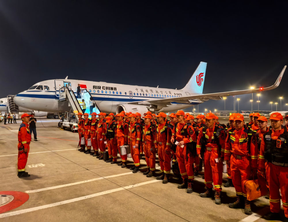 8月27日凌晨,应急管理部、国家消防救援局调派中国救援队111名消防救援指战员,携带侦检、救生、破拆、通信、保障等装备物资,赶赴灾害现场增援。这是中国救援队队员在成都双流机场集结准备赶赴灾害现场。 新华社发(应急管理部供图)