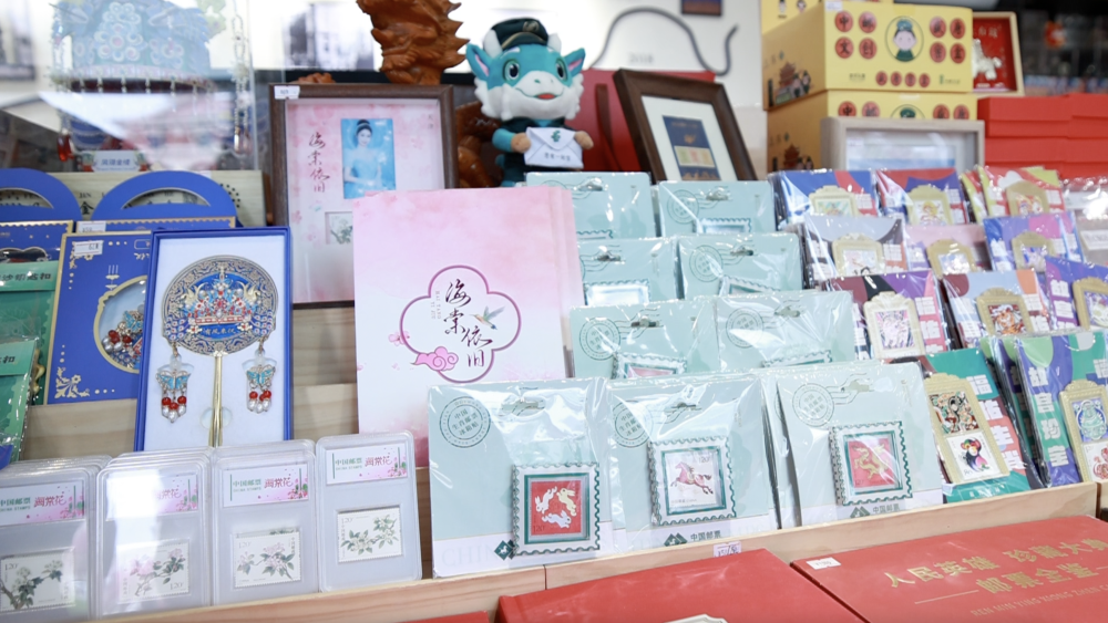 大龙邮局的特色文创产品。新华社发（胡震泽 摄）