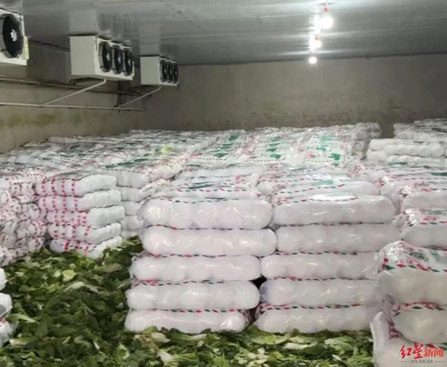 ▲冷库里堆放的已经打包后等待外运的净菜