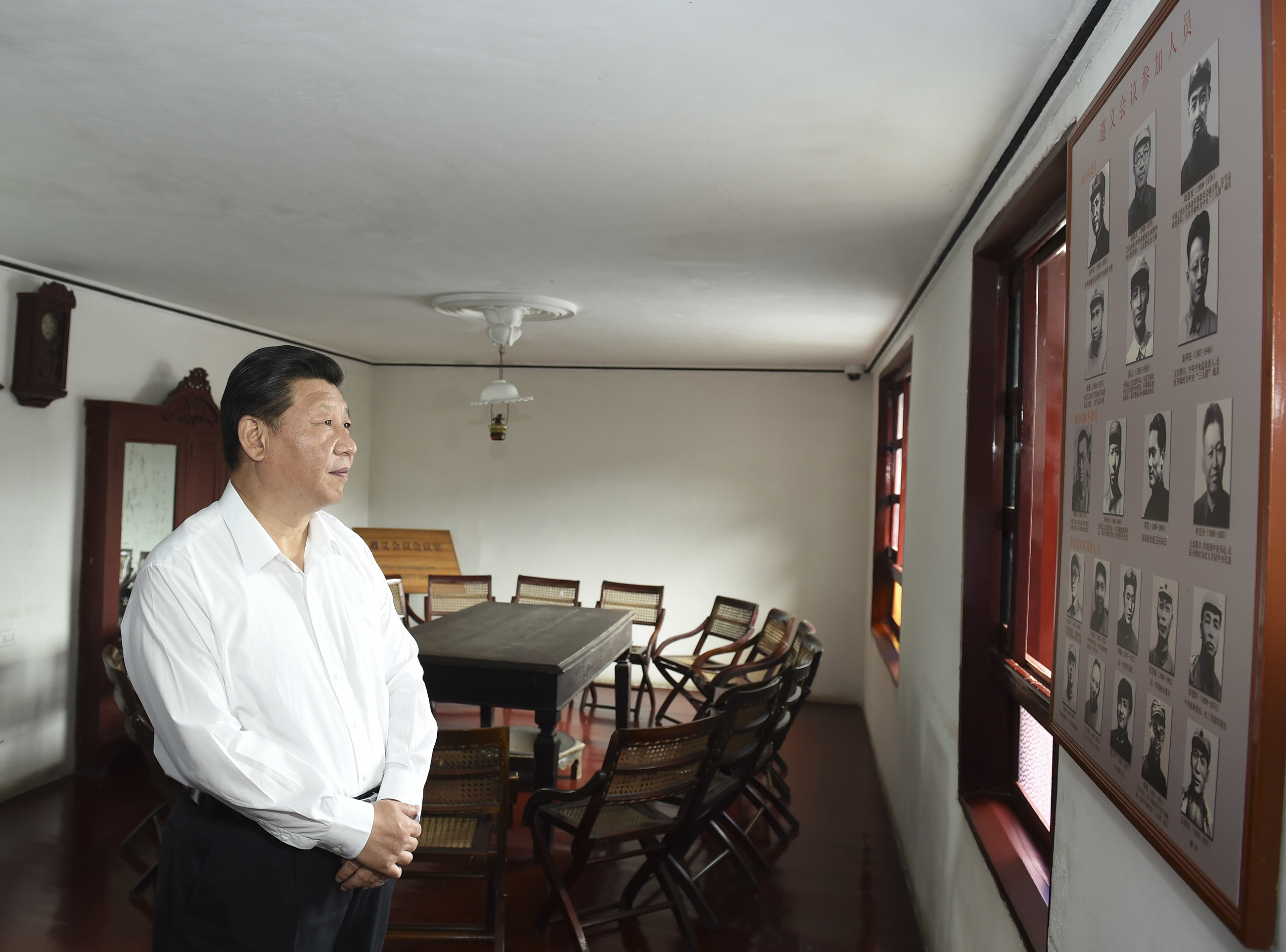 2015年6月16日，习近平总书记参观遵义会议会址。