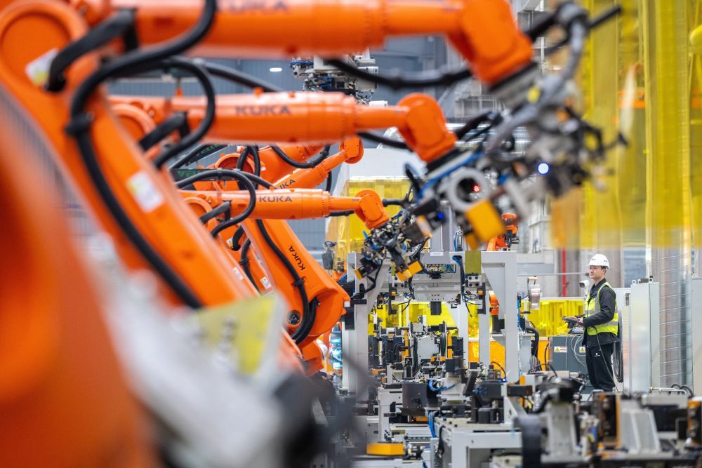 2026年3月16日，在浙江省湖州市长兴县吕山乡，诺力五期未来工厂的工人在智能化生产线上工作。新华社发（谭云俸 摄）