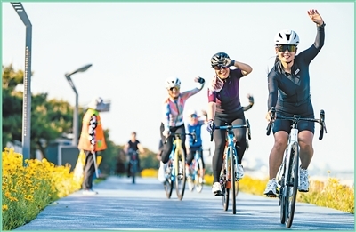 骑行爱好者在山东日照市阳光海岸绿道锻炼健身。日照职业技术学院印度尼西亚留学生 仙 珠摄