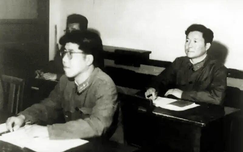 向守志（第二排）在听教员讲课。