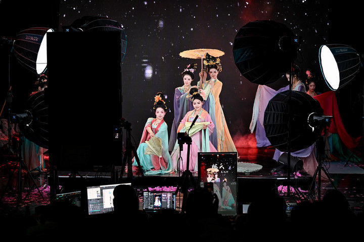 陕西省歌舞剧院的舞蹈演员在直播间进行“团播”表演（2025年12月25日摄）。“团播”这一多人演艺直播新形式，正成为专业文艺院团开辟线上“第二舞台”、推动传统文化创新表达的新尝试。“竖屏化”“快节奏”的改编，让传统剧目受到越来越多年轻人喜爱。数据显示，陕西省歌舞剧院“团播”单场最高曝光量超500万，带动线下票房增长约10%。