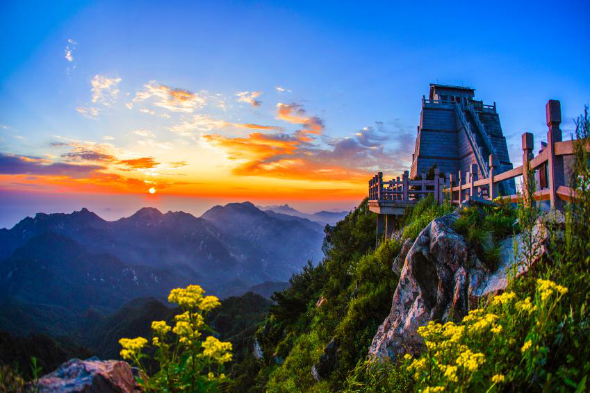 蒙山霞光。程先好 摄