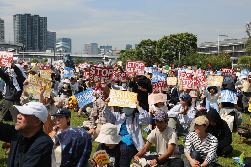 5月3日是日本宪法日。约5万名日本民众在东京有明防灾公园举行守护宪法集会，呼吁坚持和平宪法、反对战争与军备扩张。 中新社记者 朱晨曦 摄 IC Photo