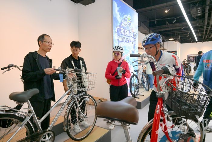 东由留码头自行车文化街区。图为市民在广宗自行车馆参观展车。郝德明 摄