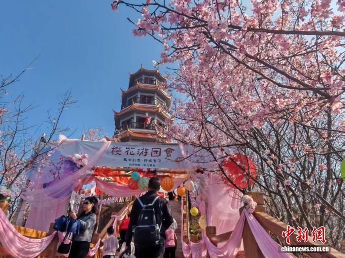 2月23日，樱花园开展的游园会吸引游客体验。雷朝良摄