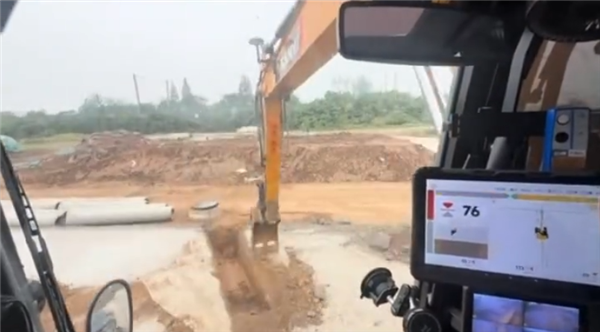起猛了!挖掘机也带智驾自动挖沟 网友:蓝翔还能开几年