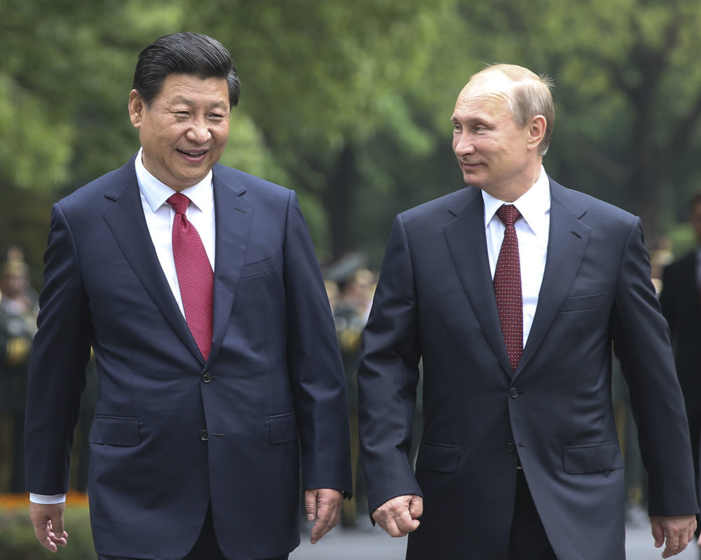 2014年5月20日，习近平主席在上海同普京总统举行会谈。这是会谈前，习近平主席在上海西郊会议中心广场为普京总统举行欢迎仪式。新华社 发