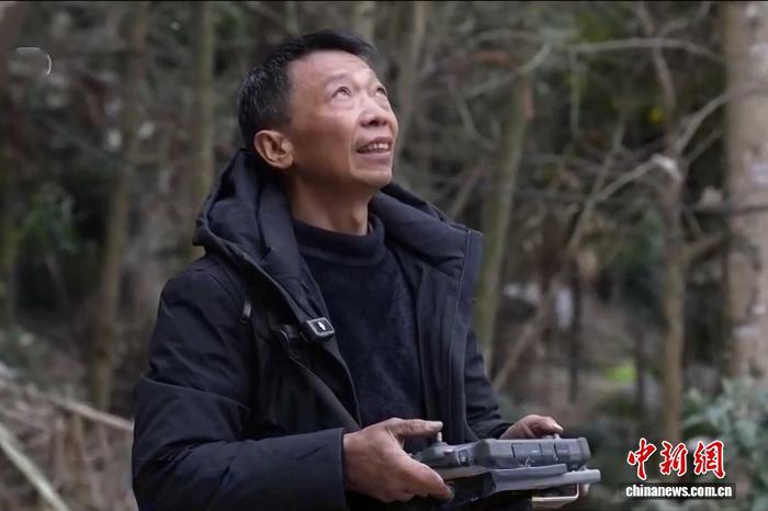 四川北川县小园村村民杨修林正在飞无人机。 受访者供图