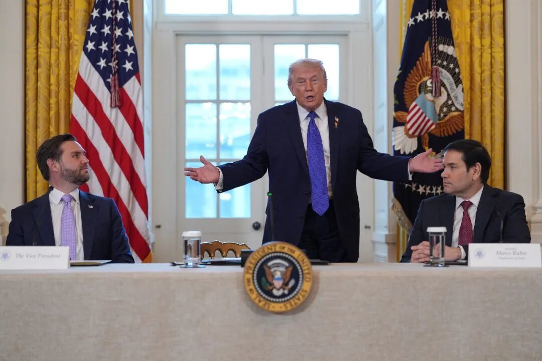 1月9日，美国总统特朗普在华盛顿白宫与大型石油企业高管举行会议时称，美国政府将决定哪些油企获准在委内瑞拉投资 / 新华社记者 胡友松 摄