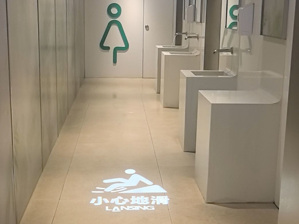 △公厕设有防滑标识。图/周雨晴