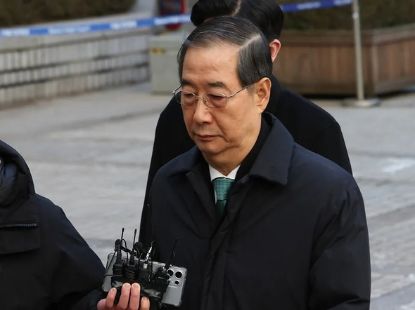 ◆2026年1月21日,韩国前国务总理韩德洙前往首尔中央地方法院准备出庭受审。 (来源:韩联社)