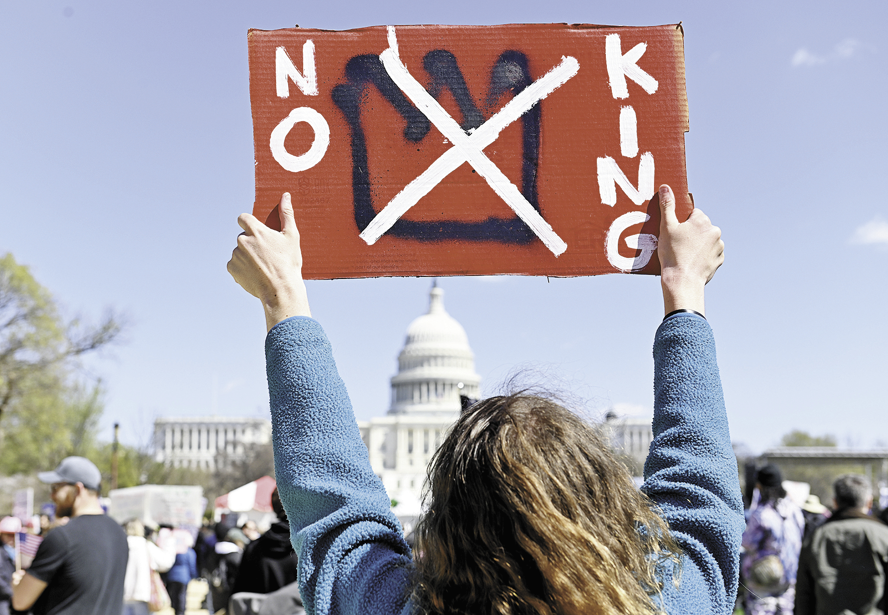 28日，美国马萨诸塞州列克星敦，民众参加“不要国王”示威活动。（视觉中国）