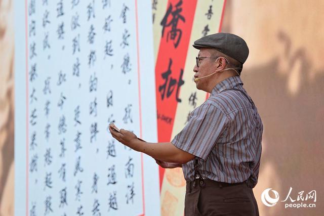侨眷用闽南语演绎侨批诵读篇目《贵华吾爱 同心侨声》。人民网记者 陈博摄