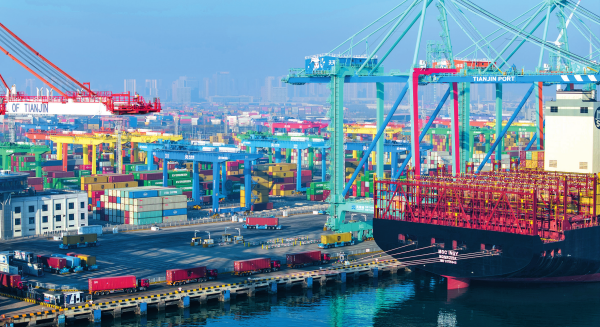 天津港第二集装箱码头一景（2026 年 1 月 3 日摄）赵子硕摄 / 本刊