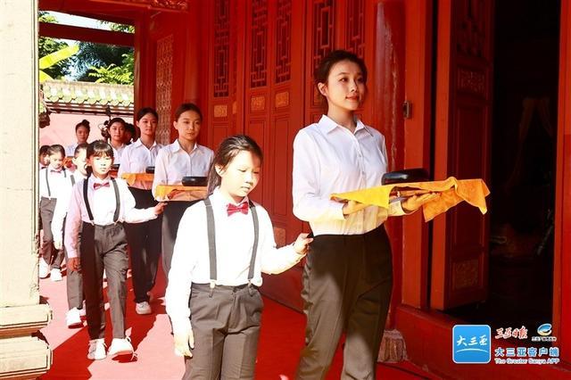 12名成人携12名儿童献礼。