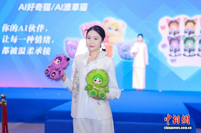 AI好奇猫、AI潦草猫亮相T台。文博会广东展团 供图