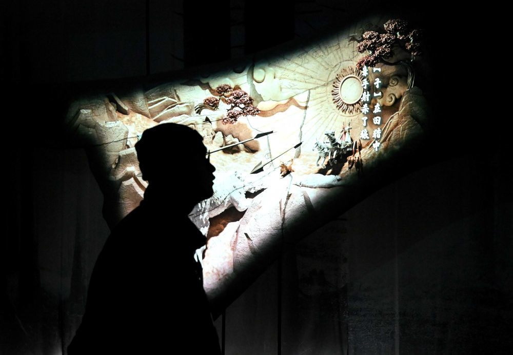 2024年2月26日，参观者在河南安阳殷墟博物馆新馆内观展。