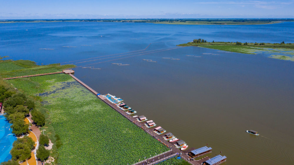 2020年7月20日，游客乘船游览查干湖。近年来，查干湖景区持续打造“旅游+节庆”“旅游+文化”“旅游+赛事”项目，通过“旅游+”融合发展系列活动，推动旅游业产品供给出彩出圈。