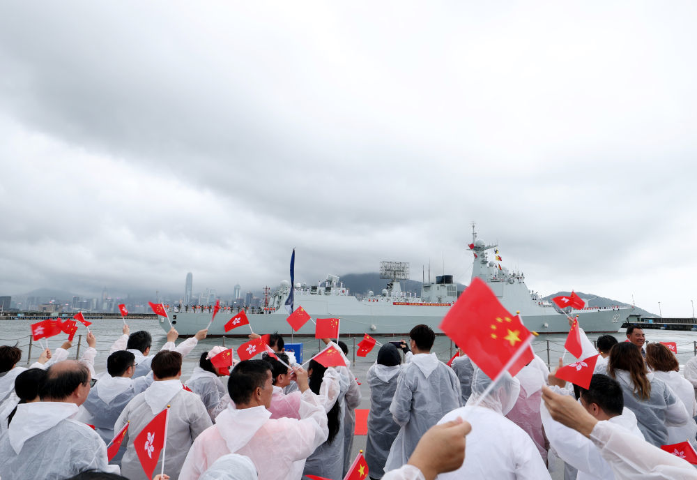 7月6日,海军南宁舰驶离驻香港部队昂船洲军营码头。当日,由导弹驱逐舰南宁舰、导弹护卫舰衡阳舰组成的海军舰艇编队离开香港。新华社发(易定 摄)
