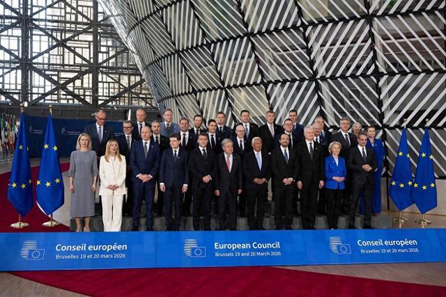 比利时布鲁塞尔，欧盟指点东说念主在欧盟总部举行的欧盟峰会技术合影