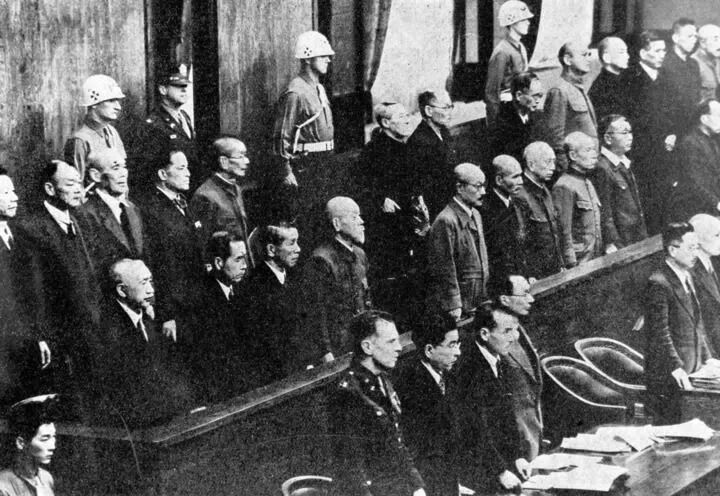 日本战犯在东京审判中剿袭审理的贵府相片。（新华社贵府相片）