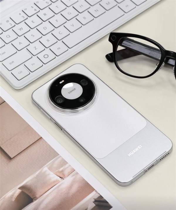 华为Mate 90全家福实拍:星环DECO+拼接设计 外观大胆前卫