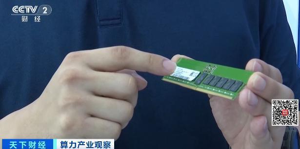 工作人员手持展示国产存储内存条