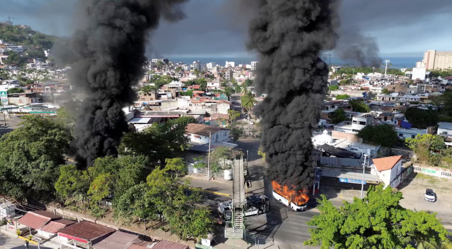 ▲内梅西奥被击毙后,贩毒分子在港口纵火报复