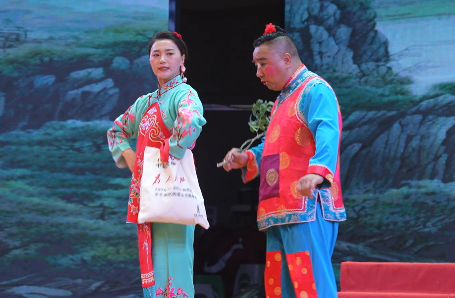 河南戏曲名家携经典唱段走进十二师开展公益演出，图为演出现场。赵林洁 摄 (1).png